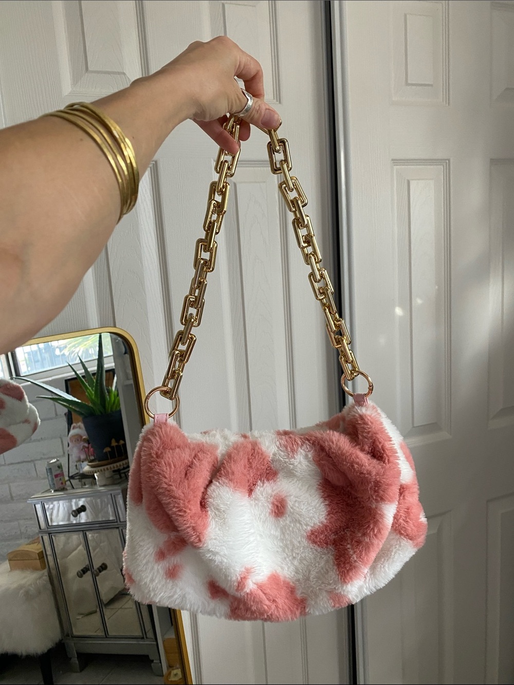 🐮 Fluffy cow print purse gold chain shoulder strap great condition